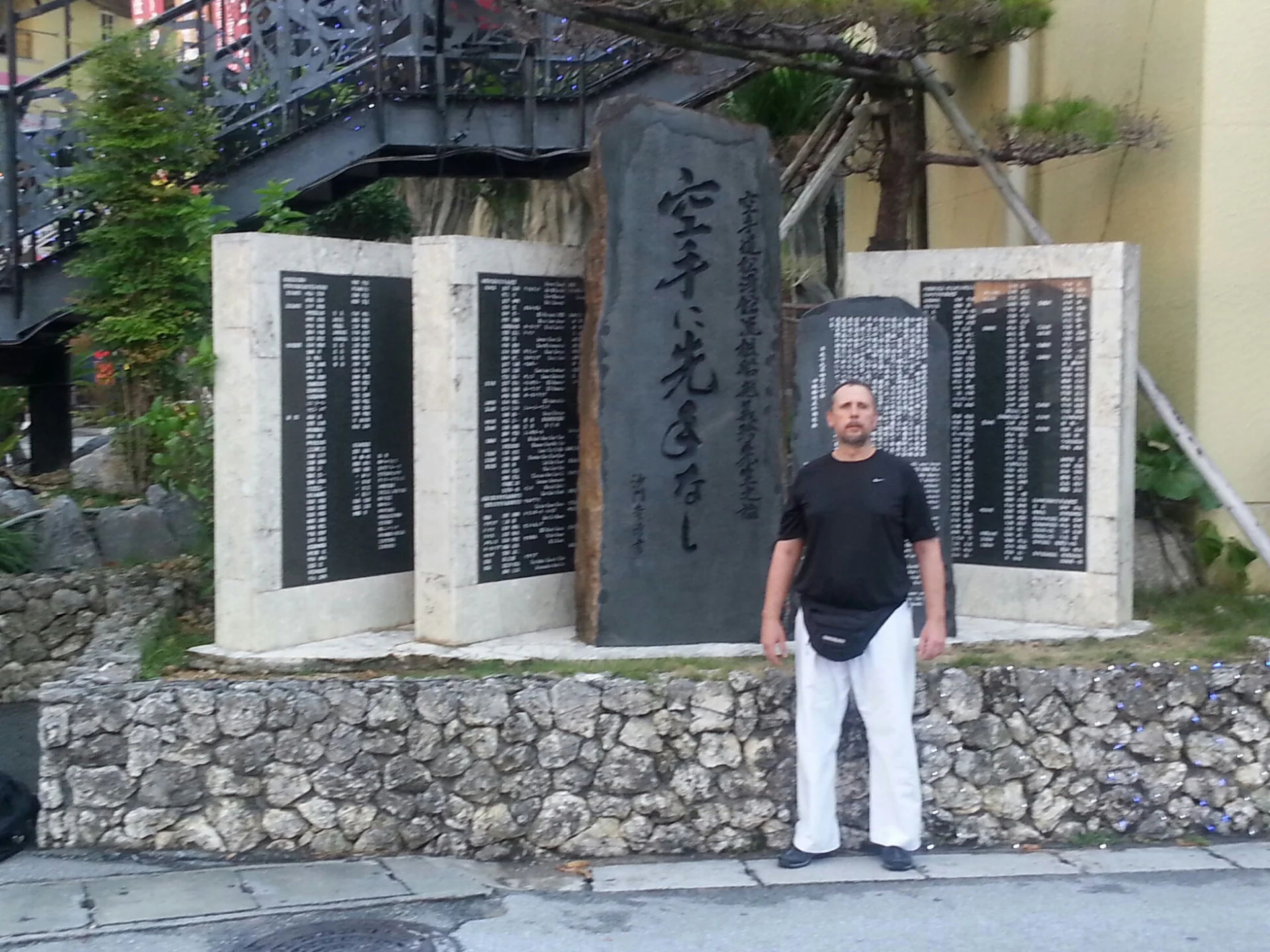 Monumento al maestro Gichin Funakoshi en Okinawa