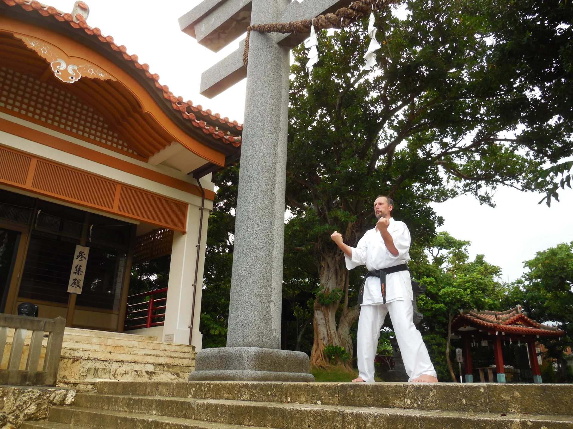 Entrenando Karate en el Santuario Naminoue, Okinawa