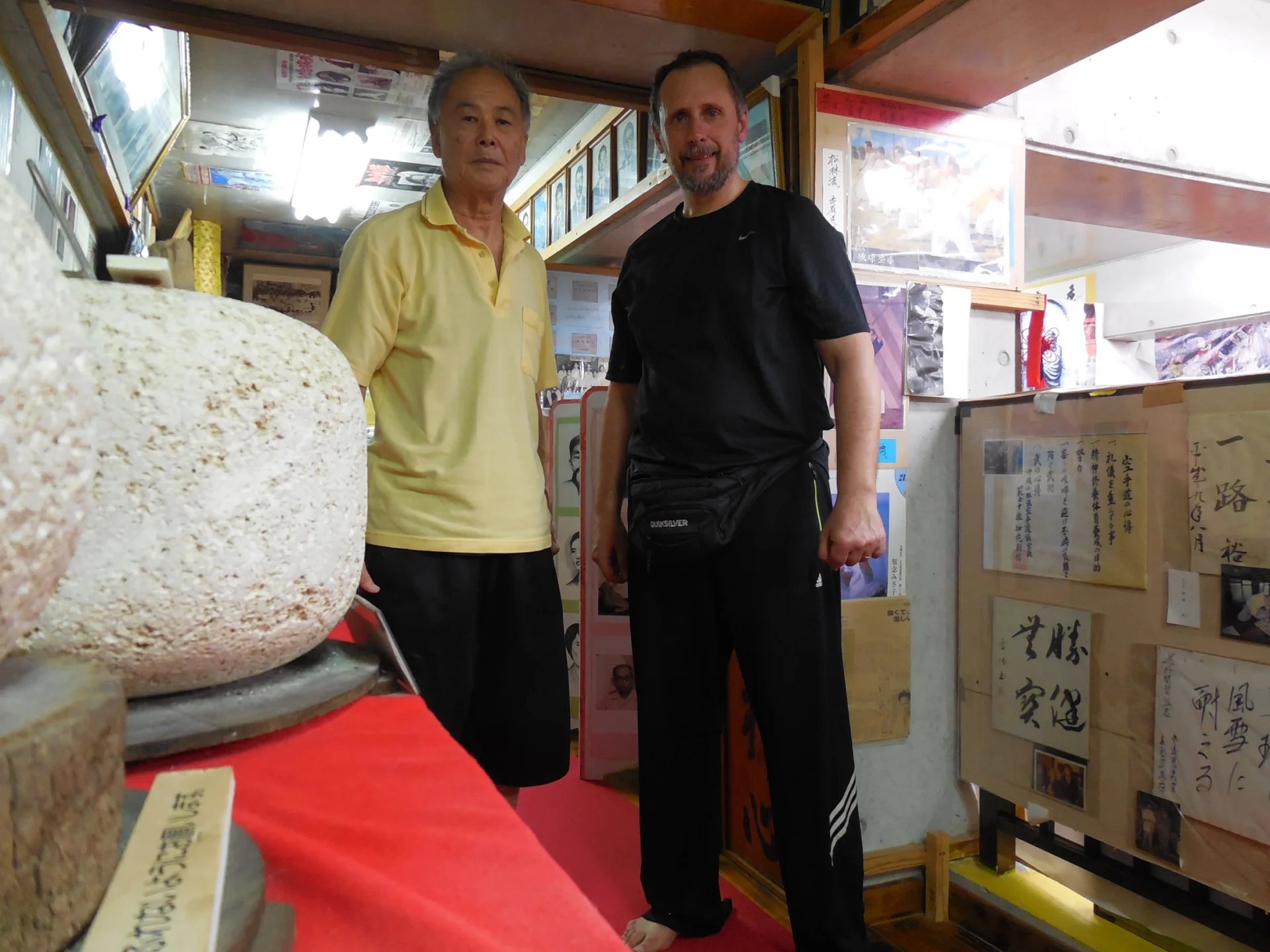 Junto al maestro  Hokama en su museo del Karate